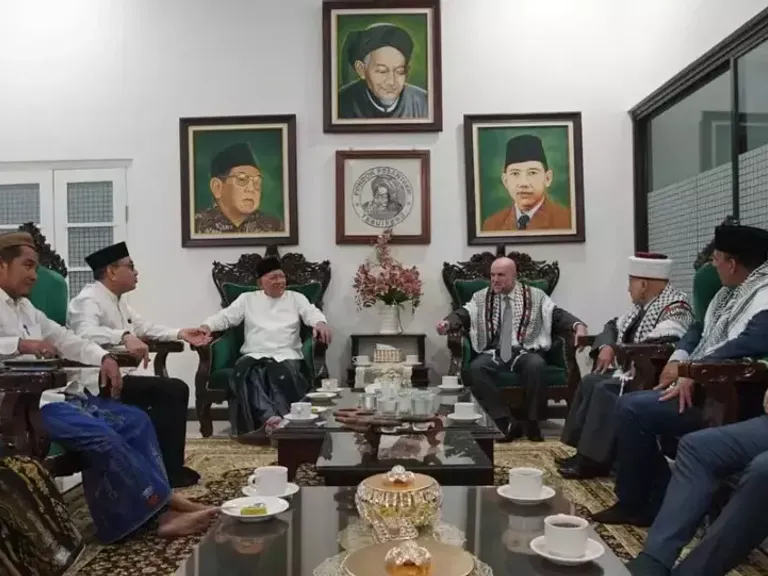 Ketua PBNU KH Abdul Hakim Mahfudz atau dikenal dengan Gus Kikin saat bertemu dengan tokoh-tokoh Palestina di Pesantren Tebuireng, Jombang. (Beritasatu.com/Didik Fibrianto)