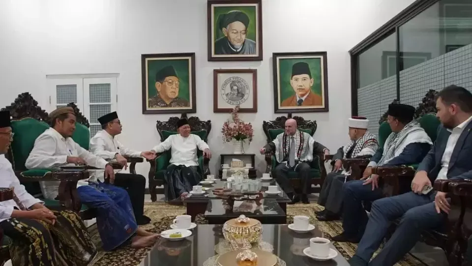 Ketua PBNU KH Abdul Hakim Mahfudz atau dikenal dengan Gus Kikin saat bertemu dengan tokoh-tokoh Palestina di Pesantren Tebuireng, Jombang. (Beritasatu.com/Didik Fibrianto)